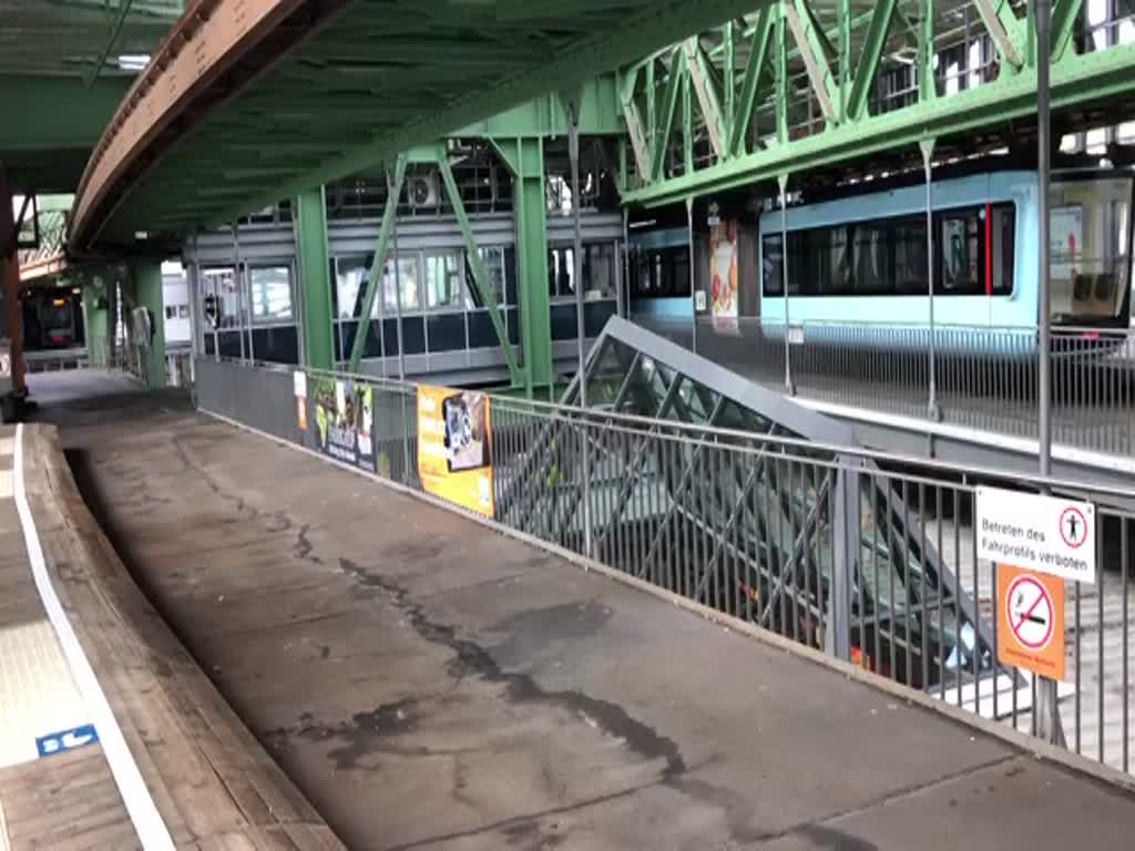 Wuppertaler Schwebebahn Typ GTW 15 Nr. 10 am 24. Oktober 2019 in der Wendeschleife Vohwinkel.