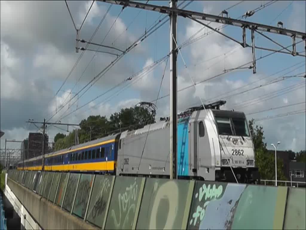 Züge des Beneluxdienstes, abwechselnd bespannt mit NS 186 (Mietloks) und SNCB 28, am 9. Juli 2015 bei der Fahrt durch Leiden.