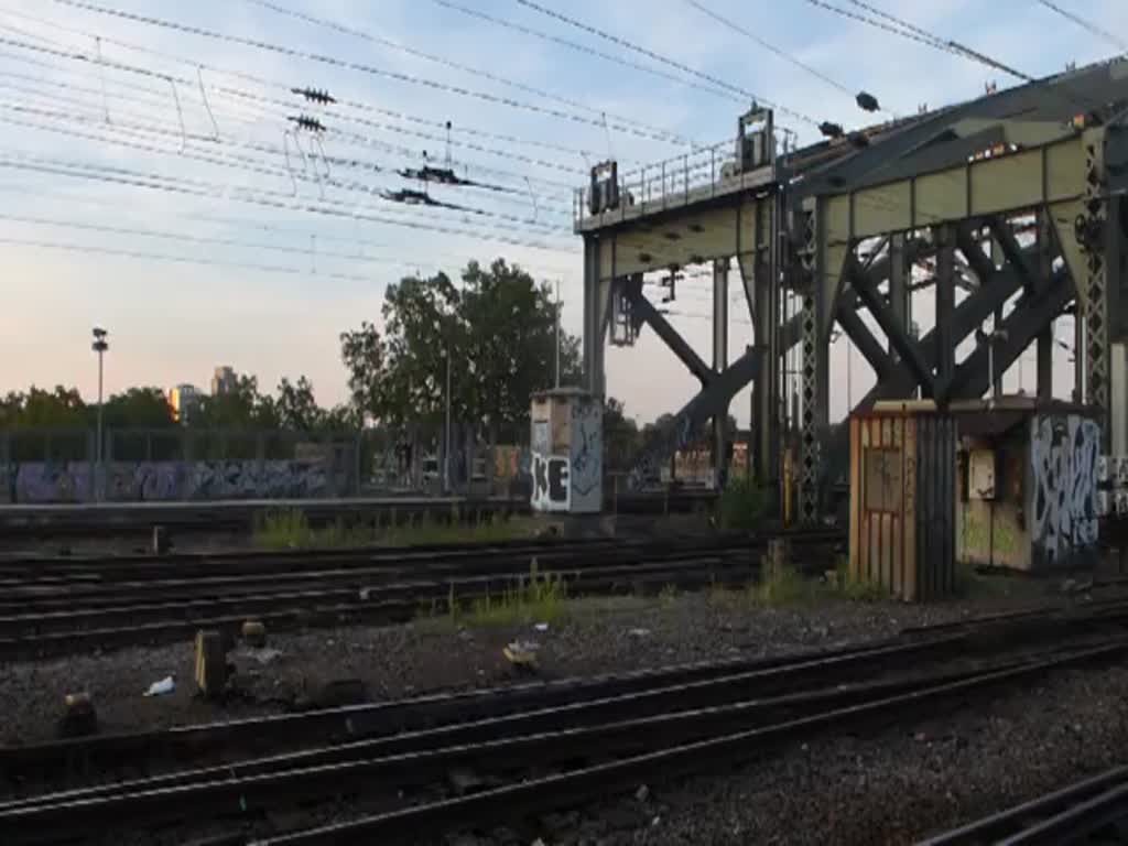 Zuerst fährt ein IC auf der Hohenzollernbrücke Richtung Hauptbahnhof und danach ein Regionalzug Richtung Messe/Deutz. Aufgenommen am 01.08.2015.