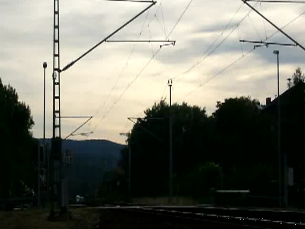Zufällig begegneten sich am 29.07.2009 am Bahnübergang hinter Rudolstadt (Thür) die ICEs 1602 nach Dresden und 1515 nach München. Der erste (ICE 1602) grüßt seinen entgegenkommenden Kollegen.