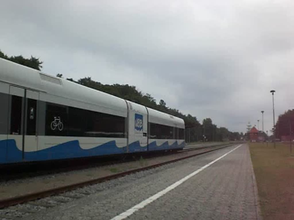 Zug der UBB nach Świnoujście Centrum fhrt aus dem Bahnhof Heringsdorf.(3.8.2010)