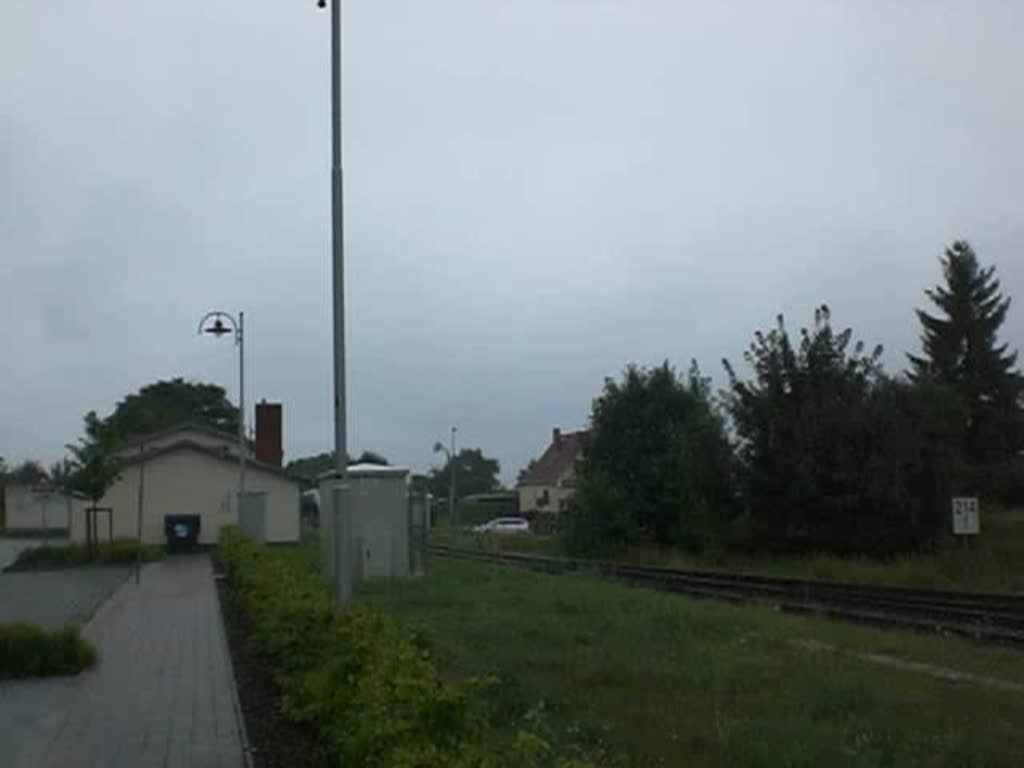 Zug der UBB nach Wolgast fhrt ein in den Bahnhof Bansin Seebad.(14.8.2010)