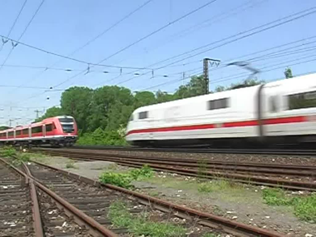 Zugbegegnung kurz vor den Bahnhof Frth (Bayern) am 14. Mai 2008. Ein Ausfahrender ICE 1 begegnet einen Nahverkehrszug gebildet aus Modus Wagen und einer Baureihe 143 als Schublok.