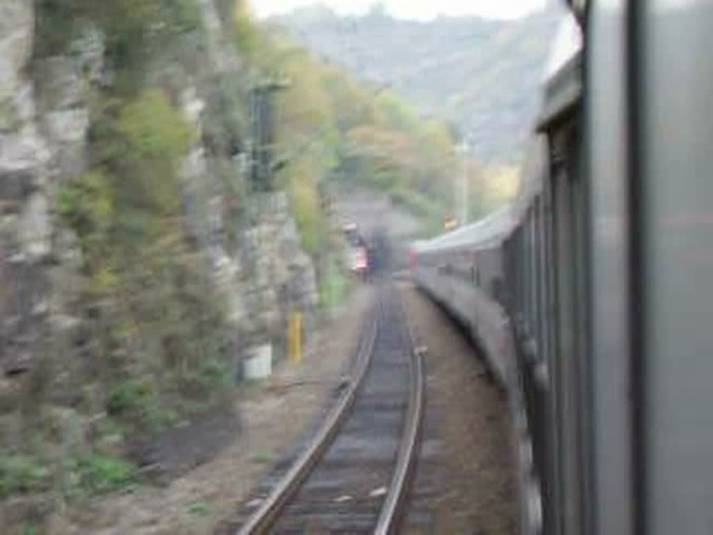 Zugbegegnung im Rheintal kurz vor St.Goar. Der stehende IC 2006 Konstanz - Dortmund Hbf muss aufgrund von Bauarbeiten den IC aus Hamburg-Altona nach Stuttgart passieren lassen.