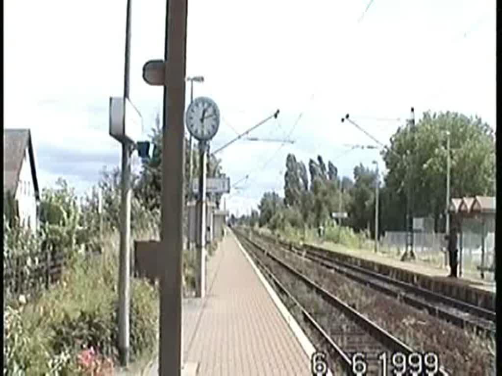 Zugdurchfahrt durch den Bahnhof Anrath im Jahr 1999.  Es war zwar windig an dem Tag, doch erst durch die hohe Geschwindigkeit des vorbei fahrenden Zuges verwackelt das Bild etwas. 