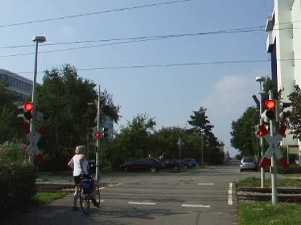 Zugkreuzung an einem  Bahnbergang der Stadtbahn der Stuttgarter SSB am 19.07.2007