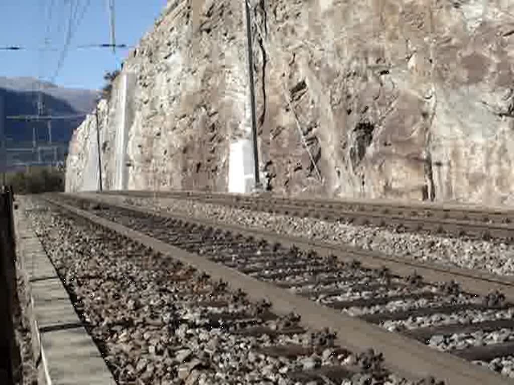 Zugsbegegnung an der Ltschberg Sdrampe am 16.10.2007 unterhalb Lalden: Ein IC nach Romanshorn begegnet einem Crossrail-Gterzug mit Re 482 002 der RAG und BR 185 566.