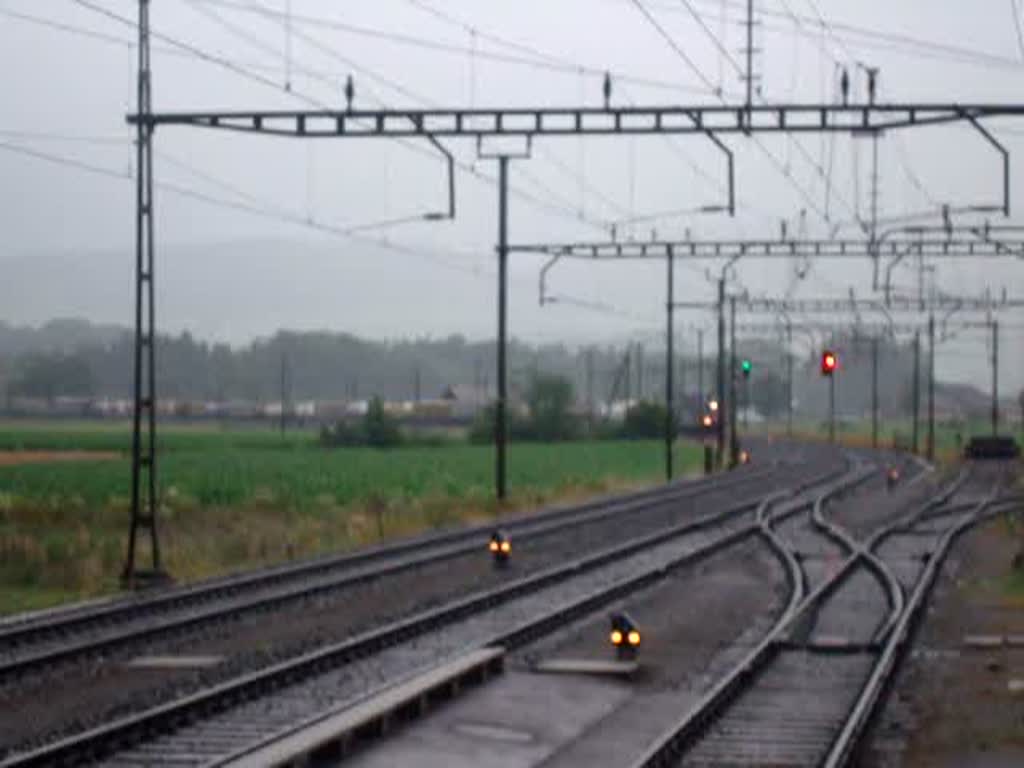 Zugsbegegnung in Oberrti am 03.07.2008: Ein GZ mit Re 10/10 kreuzt einen NPZ nach Rotkreuz.