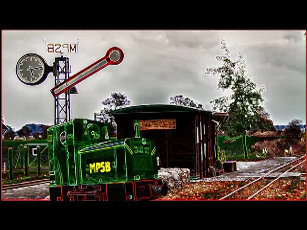 Zum Feierabend bei der MPSB in Schwichtenberg fährt der kleine Zug mit der DEUTZ Diesellok 32 (OMZ 122) und seinen schicken Wagen in den Lokschuppen. Zuvor räumt die Ns2f Lok mit einem Imbiss-Wagen das dafür vorgesehene Gleis im Lokschuppen, um ausreichend Platz zu schaffen. - 22.09.2014
