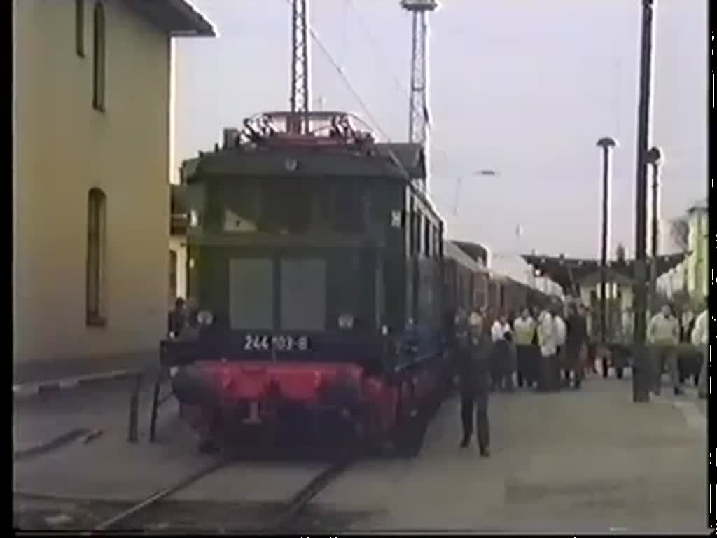 Zur Jahrestagung 1990 der DGEG in Lbeck verkehrte ein Sonderzug durch Mecklenburg. Zwischen Bad Kleinen und Wismar war die 244 103 Zuglokomotive.