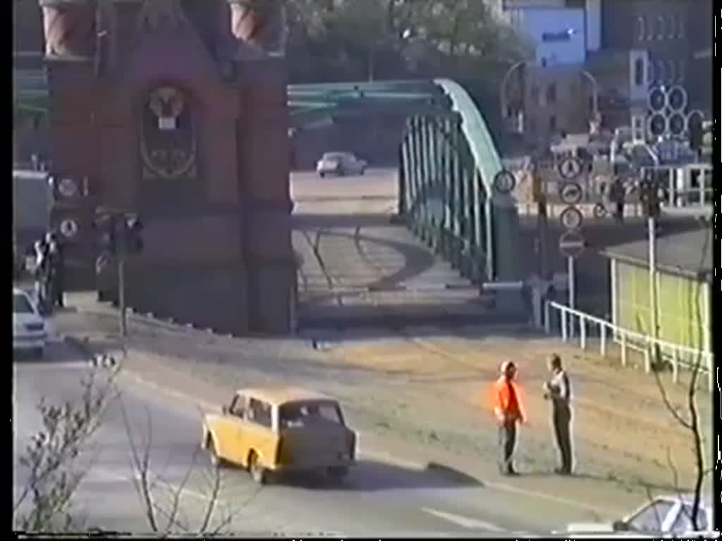 Zur Jahrestagung 1990 der DGEG in Lbeck verkehrte ein Sonderzug durch den Hafen von Lbeck mit einer 360 als Zuglok. Dabei wurden auch die Hubbrcken befahren.