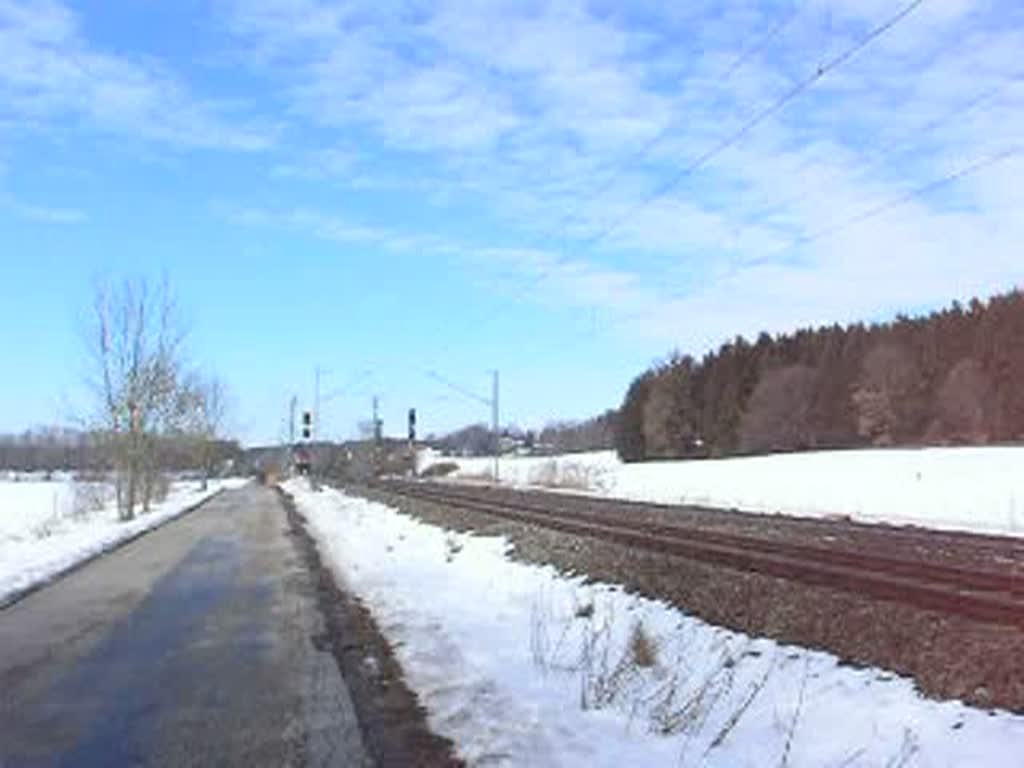 Zwei 218er ziehen bei Geltendorf ein EC aus Zrich nach Mnchen. 28.02.09