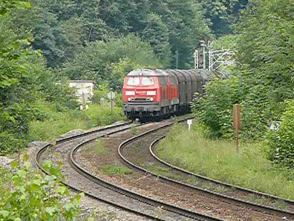 Zwei 225er mit einem gemischten GZ am Haken passieren soeben die belgische Grenze von Aachen-West kommend und begeben sich auf die Abfahrt in Richtung Montzen (Linie 24).
Aufgenommen in Gemmenich/Botzelaer am 14/06/2008