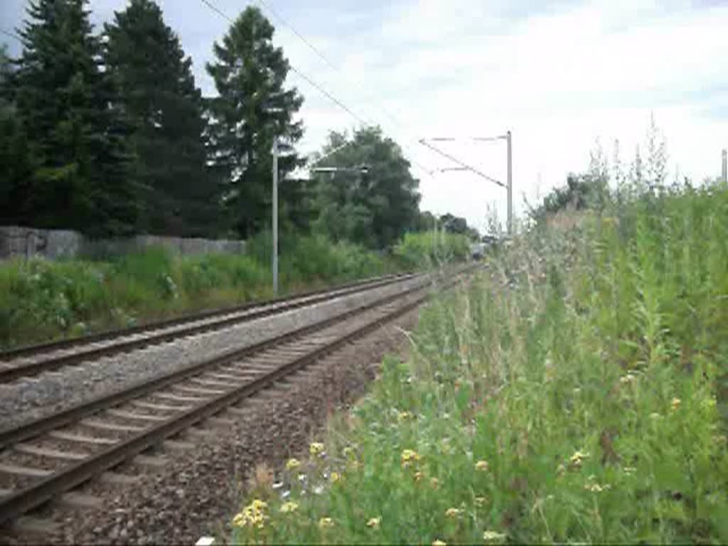 Zwei 672er fuhren am 15.7.10 in Richtung Leipzig-Leutzsch. Bahnbergang in Leipzig-Miltitz.