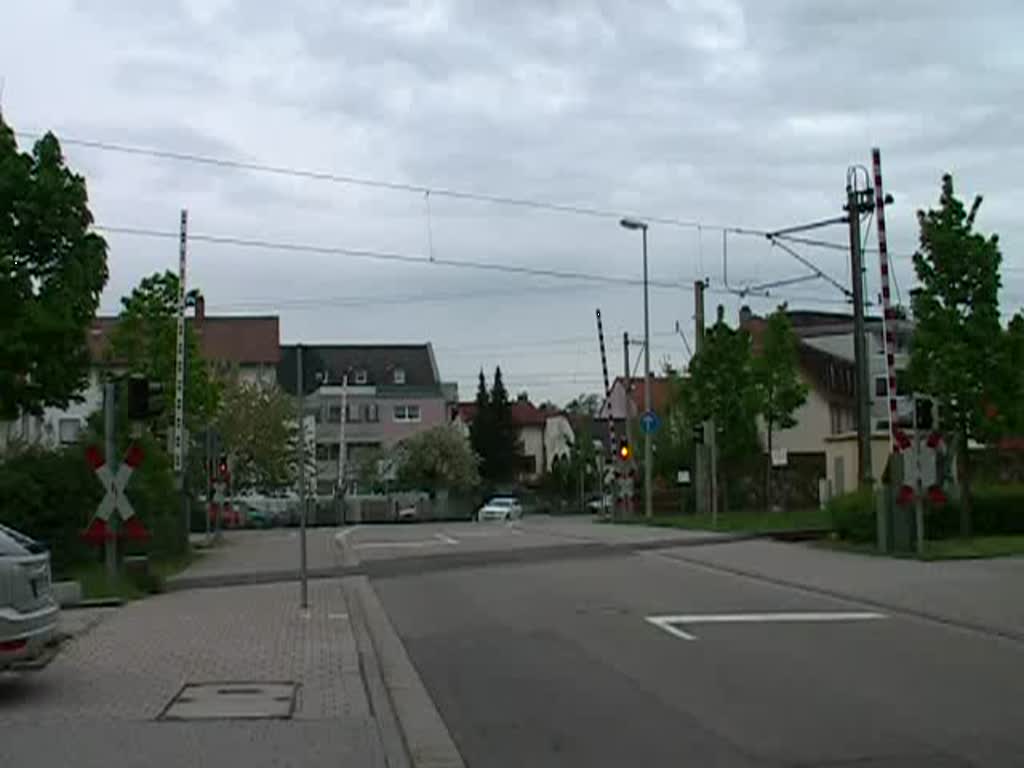 Zwei Bahnbergnger hintereinander. Das vordere Gleis fhrt auf die DB-Strecke nach Ettlingen West. In der Regel kommen von hier die Dampfzge der Albtalbahn her. Die Stadtbahnwagen des KVV fahren  hinten  Richtung Albtalbahnhof Karlsruhe. Gefilmt am 17. April 2009 (1:00 Minuten).