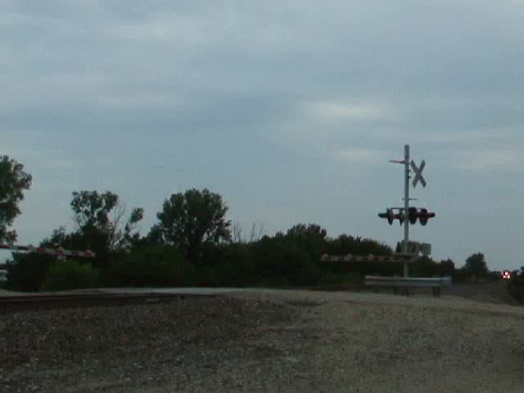 Zwei BNSF Dash-9 ziehen einen Gterzug zwischen Rose Hill und Augusta in Kansas am 20.7.2009.