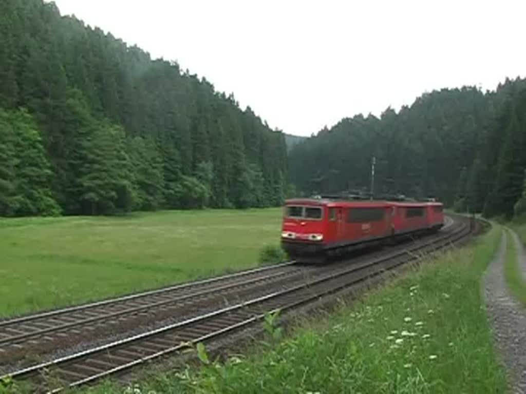 Zwei BR 155 und eine BR 139 fahren als kurzer Lokzug am 18. Juni 2008 die Frankenwaldrampe hinauf. Die Aufnahme entstand zwischen Frtschendorf und Steinbach am Wald.