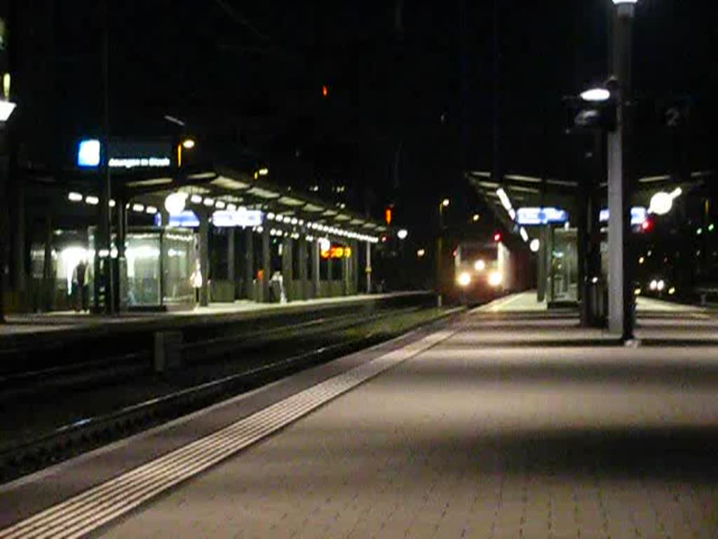 Zwei braunweisse Crossrail BR 186 schleichen am Abend des 11.03.2009 durch Pratteln.