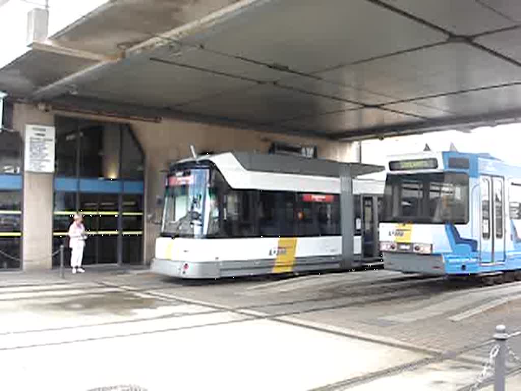Zwei Fahrzeuggenerationen in Ostende