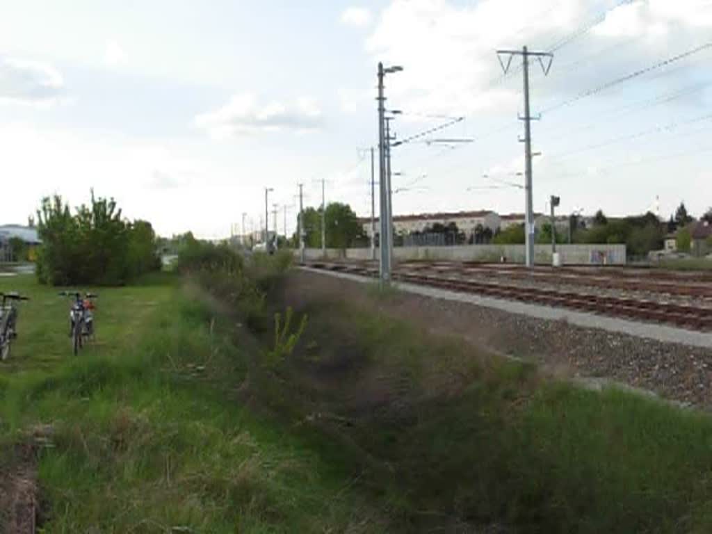 Zwei Garnituren des City Airport Train (CAT) begegneten einander am 19.4.2009 bei der Station Zentralfriedhof, die erste auf dem Weg zum, die zweite vom Flughafen Wien Schwechat kommend.