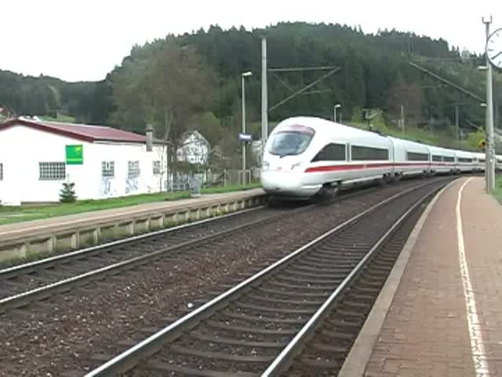 Zwei gekuppelte ICE-T durchfahren den Bahnhof Frtschendorf (Landkreis Kronach) am 1. Mai 2008 in nrdliche Richtung. 