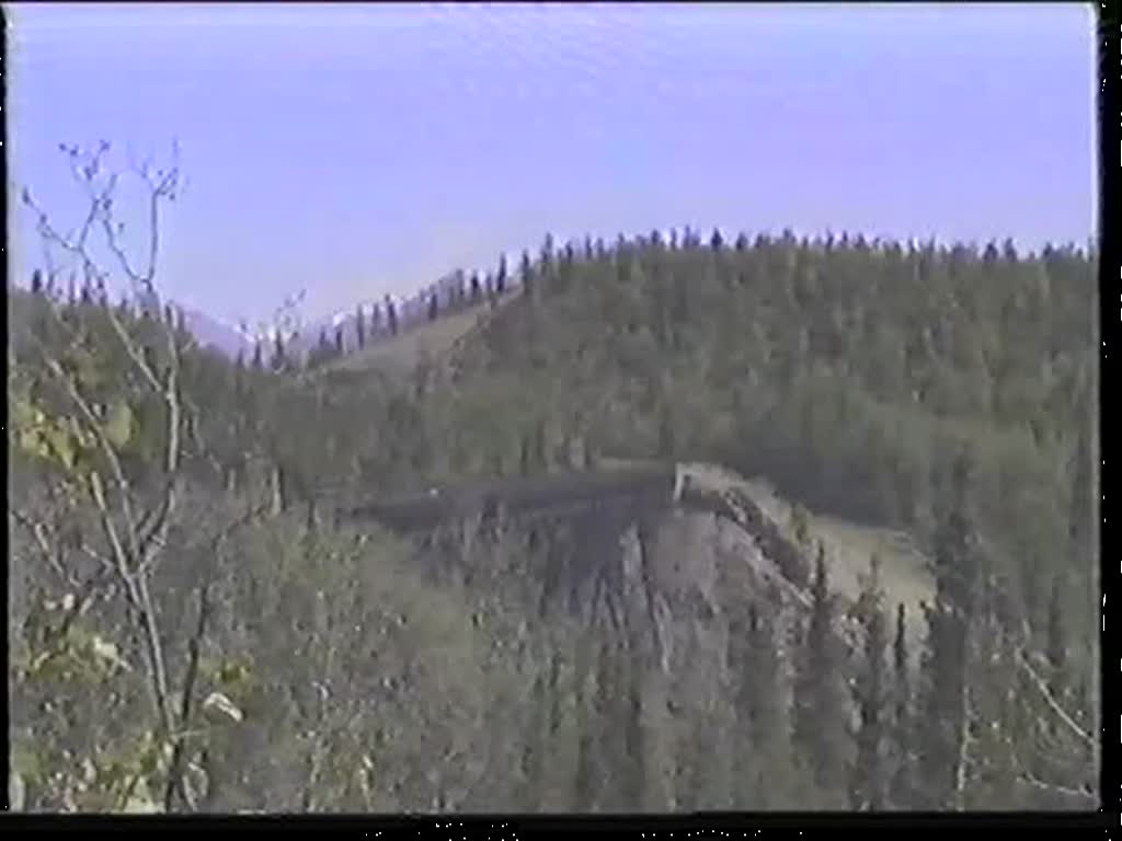 Zwei GP40-2 bringen Zug Nr. 2 der Alaska Railroad am 2. Juli 1989 von Anchorage nach Fairbanks. Hier berquert der Zug den Riley Creek.