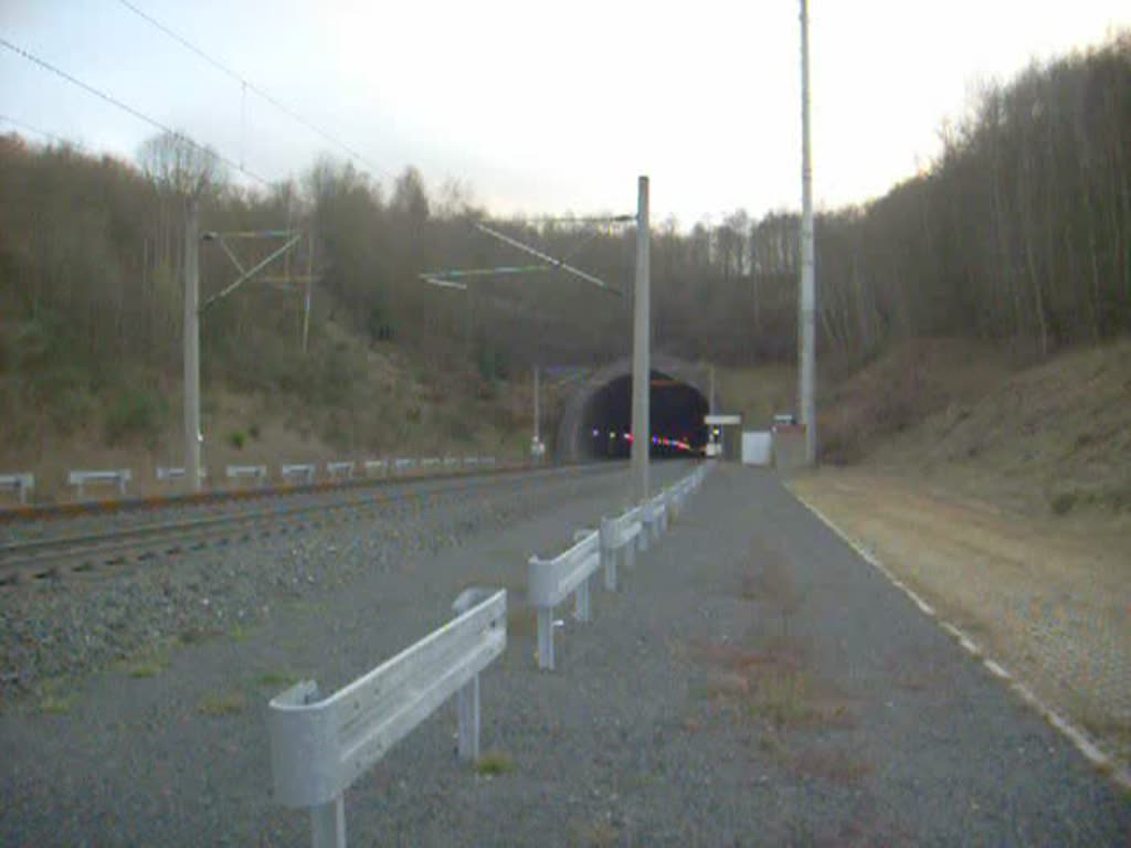 Zwei ICE 2 Halbzge fuhren am 21.11.09 aus dem Landrckentunnel nach Fulda.Gru an den Tf.