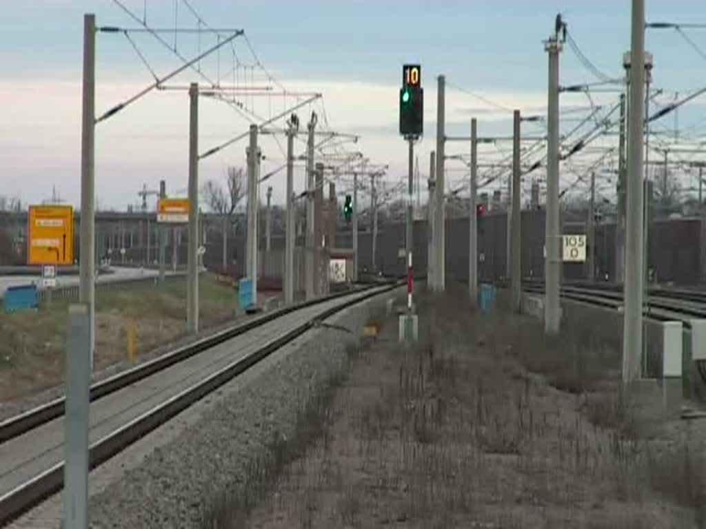 Zwei ICEs am 27. Januar 2008 mit hnlichem Ziel: Beide kommen fast zeitgleich aus der Schweiz, beide wollen Richtung Karlsruhe. Der ICE1 nach Hamburg Altona auf Gleis 5 hat Vorrang. Wenige Sekunden spter bremst sich der ICE3 nach Kln auf dem eigentlichen Durchfahrtsgleis ein und muss wenige Sekunden warten. Im Hintergrund sieht man die demolierte Schallschutzwand nach der Stadtbahnentgleisung vom 25. Januar 2008 im Bahnhof Baden-Baden. (2:07 Minuten)