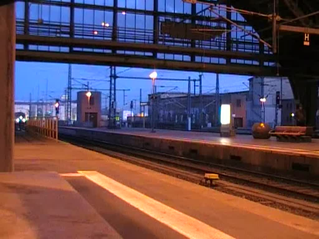 Zwei Loks der BR 101 vor einem Zug mit deutschen und  polnischen Intercitywagen. 18.3.2008, Berlin Ostbahnhof