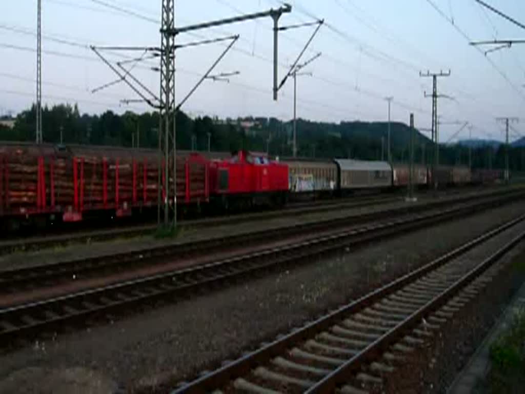 Zwei Loks der BR 203 von Alstom schleppen einen Holztransportzug ber den Rbf Saalfeld (Saale). (05.08.2009)
