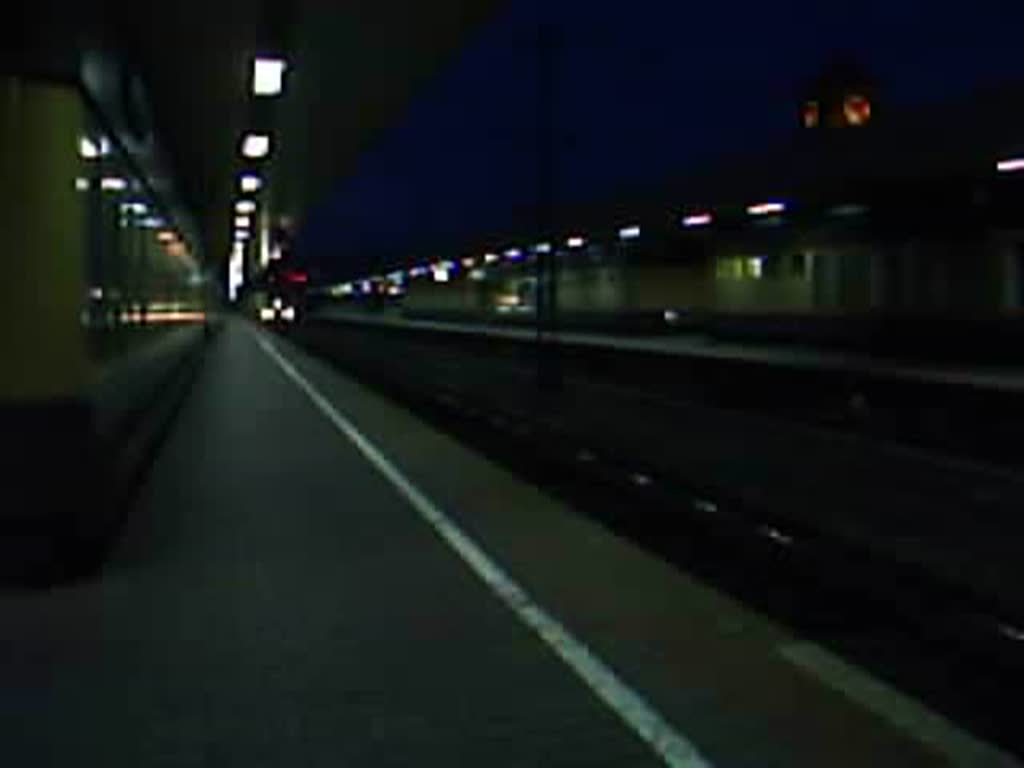Zwei Loks der Re 485 durchfahren am 1.11.2008 mit einem Gterzug den badischen Bahnhof von Basel.