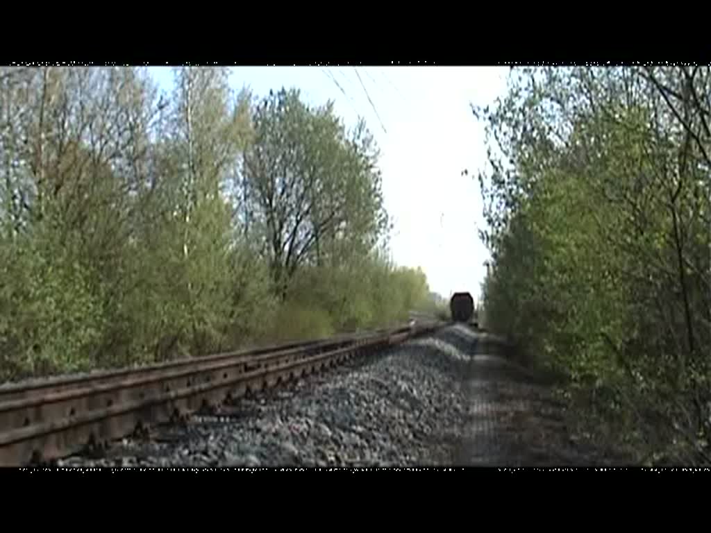 Zwei Mibrag EL 2 1256 & 1255 schieben die vollen Kohlewagen von Profen nach Hohenmlsen/Whlitz fr den MEG Kohlependel Whlitz - Buna gefilmt zwischen Hohenmlsen und Grunau 25.04.2010