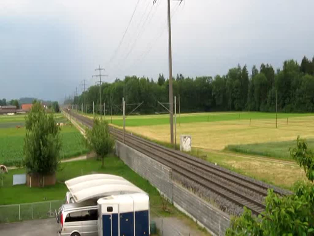 Zwei Re 4/4 II mit GZ und Diesellok im Schlepp bei Kiesen am 30.06.2010