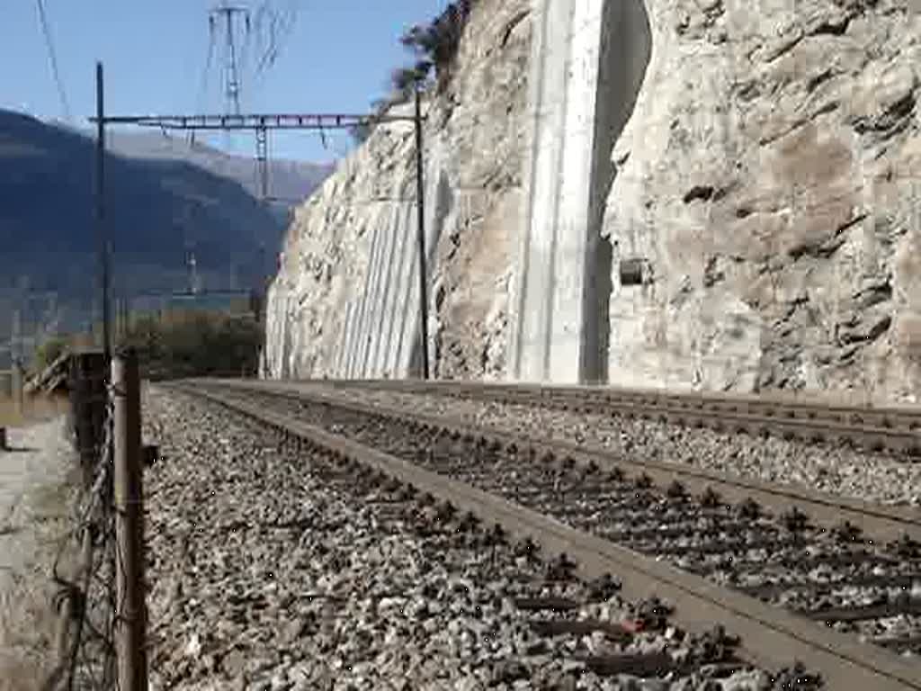 Zwei Re 4/4 mit Ambrogio-Zug unterhalb Lalden talwrts fahrend am 16.10.2007
