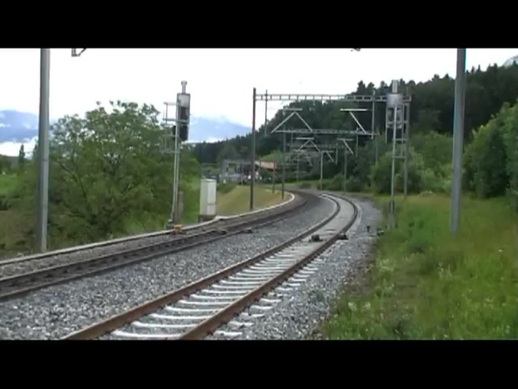 Zwei Re 465 der BLS bringen am 29.6.2013 einen RoLa-Zug von Spiez in Richtung Thun. Das Video wurde vom Wanderweg Einigen - Spiez aus aufgenommen, welcher direkt neben den Bahngleisen, durch einen Zaun gesichert, entlang führt