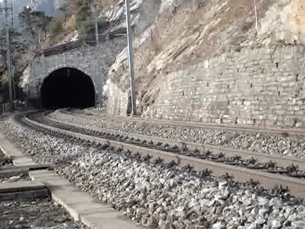 Zwei Re 465 kommen am 6.12.2007 zum Schluchitunnel hinaus.Mangels vorhandenen Begleitwagen, wurden die Chauffeure mit einem Bus Transportiert.