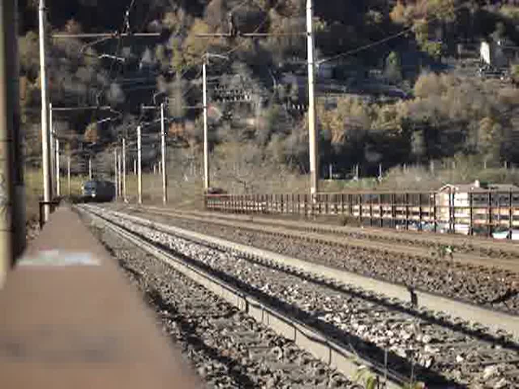 Zwei Re 465 kommen mit ihrem Hangartner Zug vor dem Einfahrsignal in Domodossola zum stehen am 3.11.2007