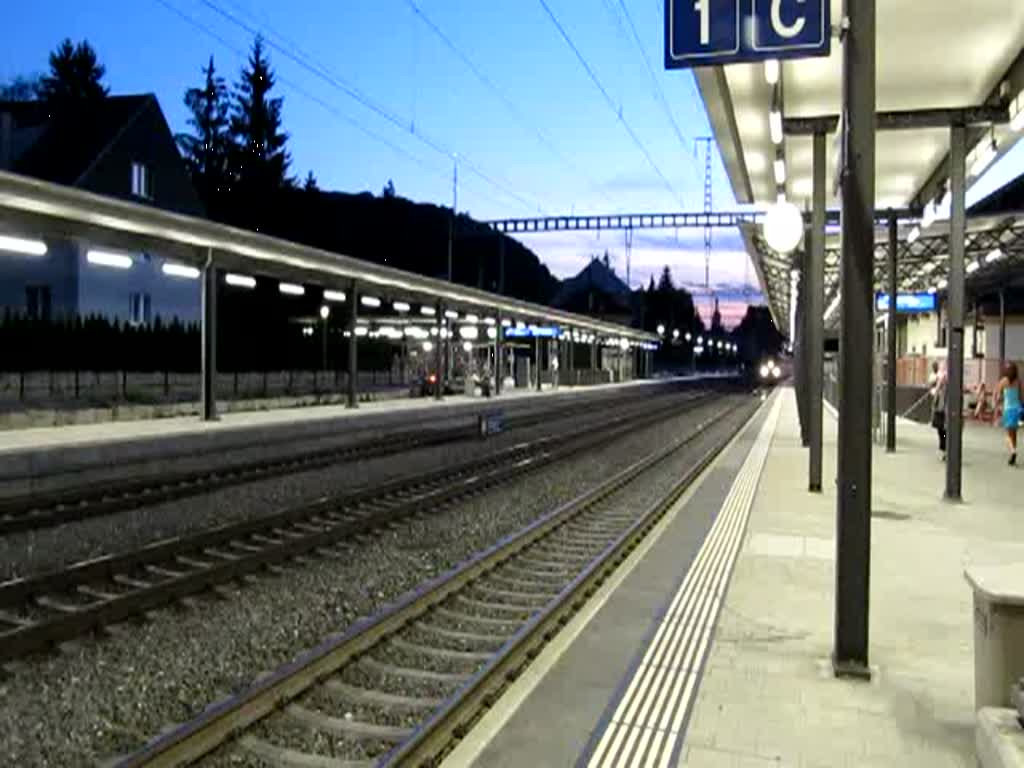 Zwei Re 485 un eine Re 486 bei der Durchfahrt in Sissach, 21.06.2010