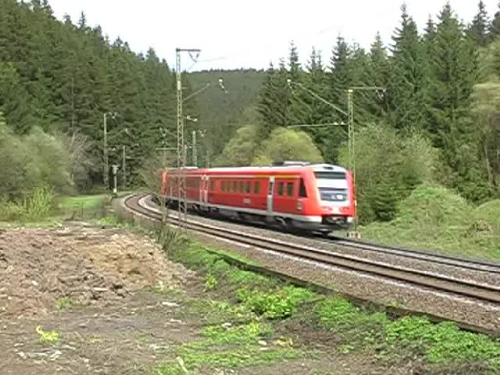 Zwei Regioswinger fahren den Frankenwald als Regionalexpress Lichtenfels - Saalfeld hinauf. Die Aufnahme entstand kurz hinter Frtschendorf (Landkreis Kronach) am 1.Mai 2008.