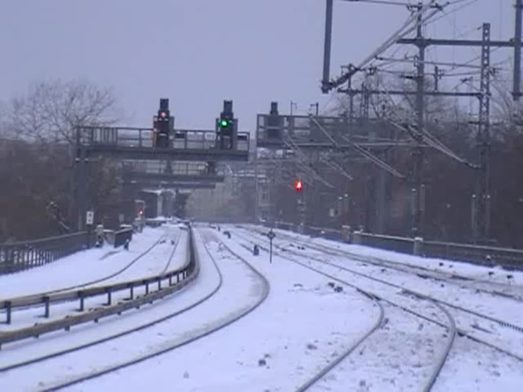 Zwei S-Bahnen und ein ICE-1 auf der Stadtbahn. Berlin Zoologischer Garten, 10.1.2010