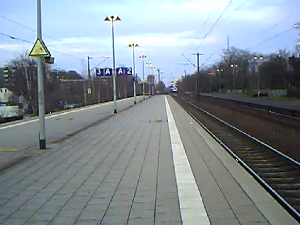 Zwei Triebwagen vom Typ LINT41 der NordWestBahn fahren in den Bahnhof Delmenhorst ein um sich dann weiter auf den Weg nach Osnabrck Hbf zu machen