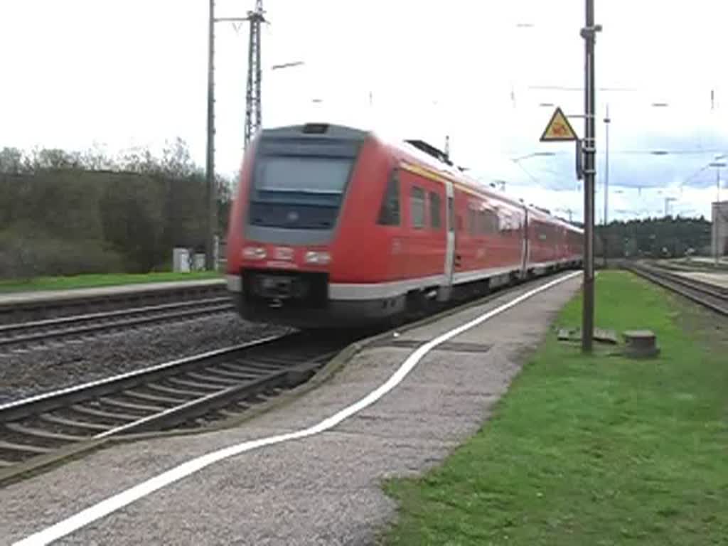 Zwei Triebzge der Baureihe 612 verlassen am 1. Mai 2008 den Bahnhof Steinbach am Wald (Landkreis Kronach) als Regionalexpress Saalfeld - Lichtenfels.