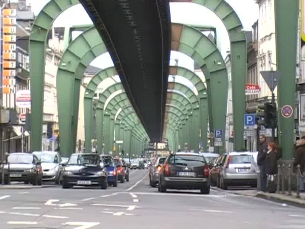 Zwei Zge in der gut ausgelasteten Kaiserstrae nahe der Endstation Vohwinkel. 22.3.2008