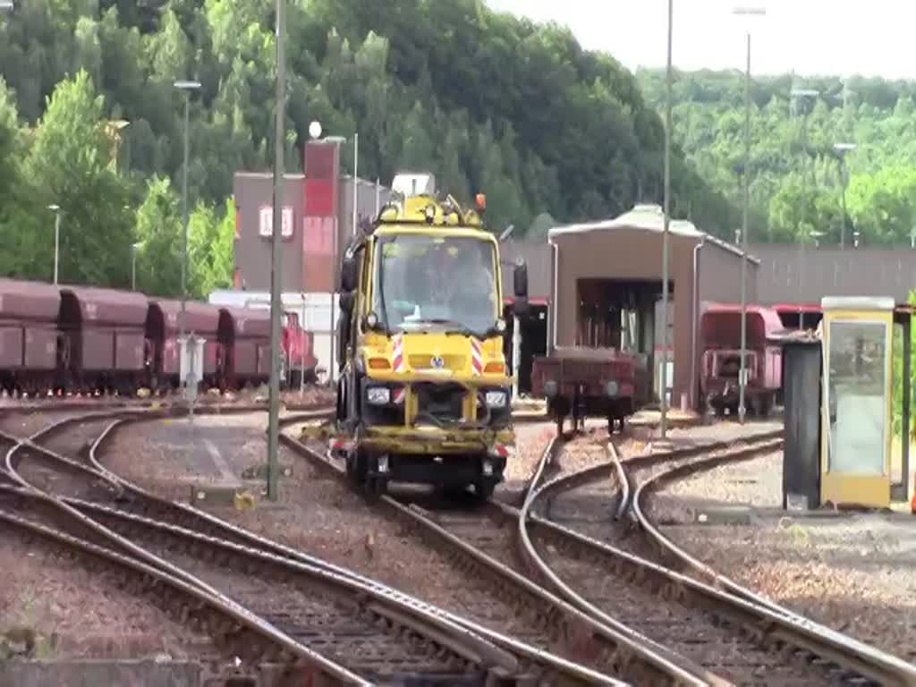 Zweiwege Unimog U400 der Firma Lauff beim spritzen in Saarbrücken am 17.06.2015